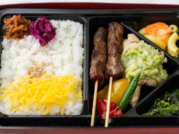 【炭火焼き牛串2本弁当】炭火焼き鶏の葱ダレがけ