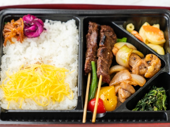 【炭火焼き牛串2本弁当】炭火焼き鶏の照り焼き