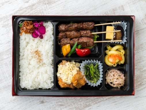【炭火焼き牛串3本弁当】チキン南蛮