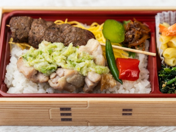 【炭火焼き牛串1本弁当】炭火焼き鶏の葱ダレがけ