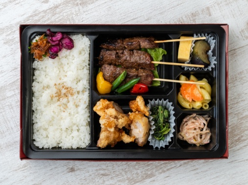 【炭火焼き牛串3本弁当】唐揚げ