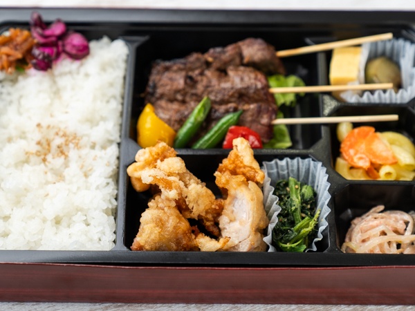 【炭火焼き牛串3本弁当】唐揚げ